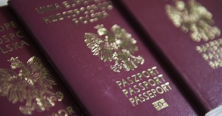 Pomysł MSWiA oburzył Litwę i Ukrainę. Nie będzie paszportów z motywami kresowymi?