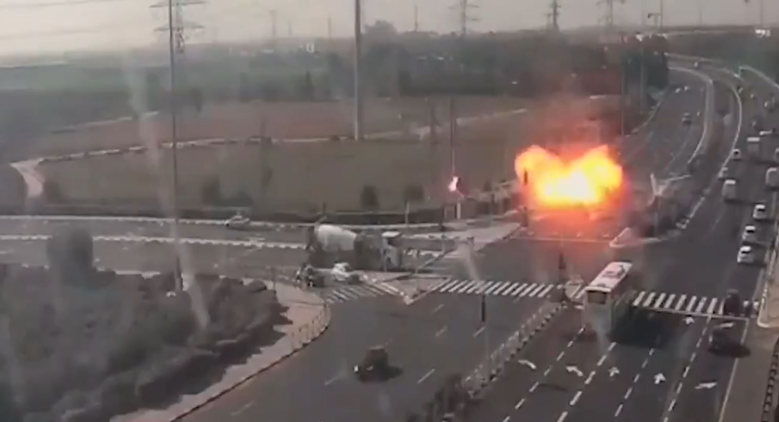 Jedna z rakiet wystrzelonych w stronę Izraela spadła na autostradę