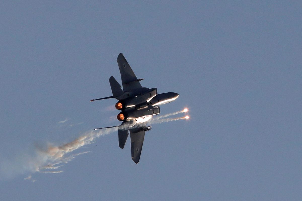 Izraelski nalot zagroził rejsowemu samolotowi. Celem ataku były irańskie bunkry w Syrii
