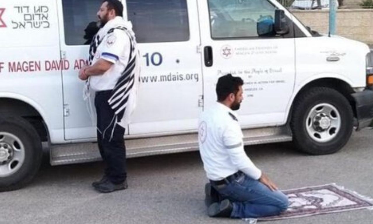 Koronawirus w Izraelu. Dwaj ratownicy medyczni modlą się jednocześnie