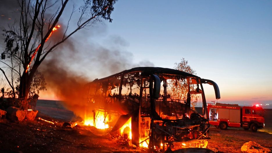 Płonący autobus izraelski trafiony rakietą na granicy ze Strefą Gazy