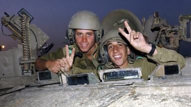 Izraelscy żołnierze w wozie bojowym wjeżdzają do Rafah