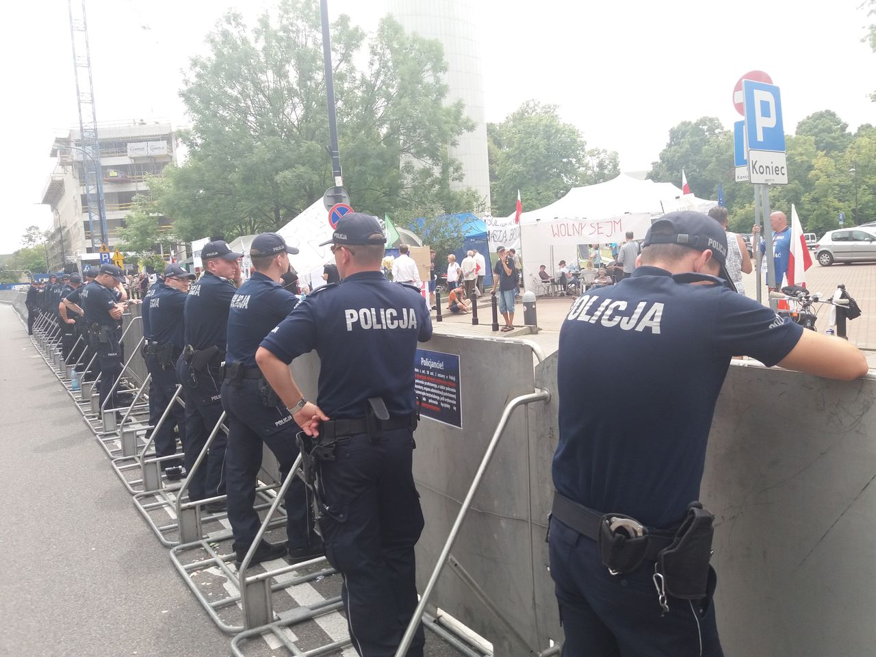 Przed Sejmem dojdzie do prowokacji? Chcą sforsować policyjne barierki