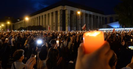 "Schetyna na roratach". Internauci tworzą memy