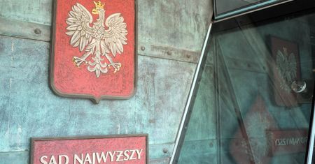 Sondaż. Rząd nie powinien czekać na decyzję Trybunału Sprawiedliwości UE