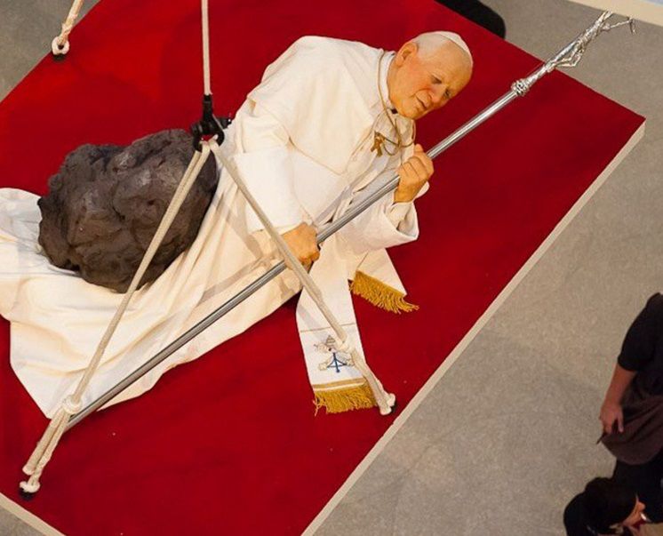 Hitler wart miliony i upadający Jan Paweł II. Ten artysta lubi szokować