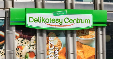 Delikatesy Centrum na Podkarpaciu celem szturmu uczniów. Przyjechała policja