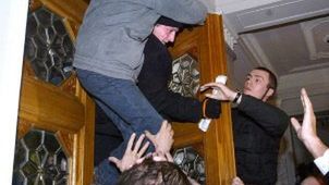 Opozycja wdziera się do parlamentu