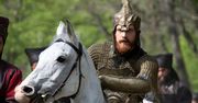 Urodą dorównuje największym gwiazdom Hollywood. Fanki pokochały go za "Wspaniałe stulecie"