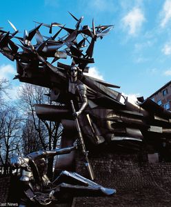 Pomnik Obrońców Poczty Gdańskiej w koszulce "Konstytucja". Solidarność: to zbezczeszczenie