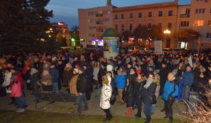 Olsztyn. Dwa wiece ws. Pawła Juszczyszyna. Odczytano uchwały, które podarł Maciej Nawacki