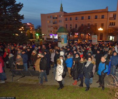 Olsztyn. Dwa wiece ws. Pawła Juszczyszyna. Odczytano uchwały, które podarł Maciej Nawacki