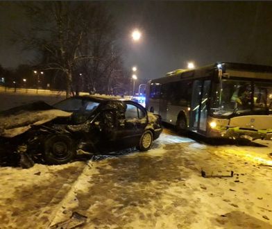 Olsztyn. O włos od tragedii. Kierowca BMW "driftował" po śniegu. Mamy nagranie