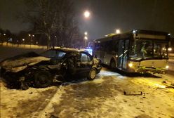 Olsztyn. O włos od tragedii. Kierowca BMW "driftował" po śniegu. Mamy nagranie