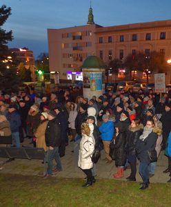 Olsztyn. Dwa wiece ws. Pawła Juszczyszyna. Odczytano uchwały, które podarł Maciej Nawacki