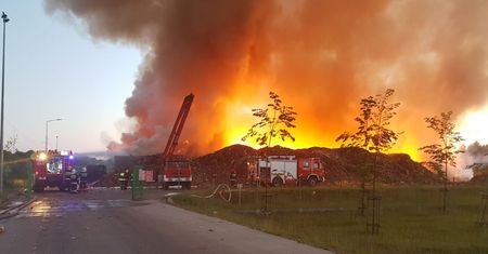 Wielki pożar w sortowni śmieci w Olsztynie. W akcji 35 jednostek straży pożarnej