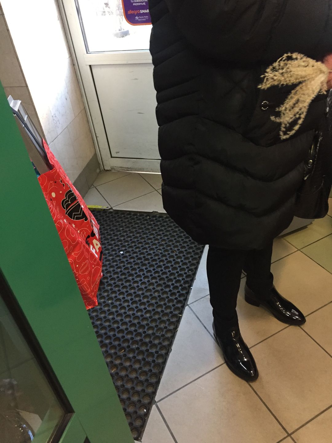 Kolejka zawijała się, aż po same drzwi. 