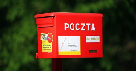 Wyłudzili ćwierć miliona złotych. Pracownicy Poczty Polskiej usłyszeli zarzuty