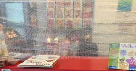 Sprzedawcy boją się wirusa. Na poczcie w Gdańsku zrobili szybę z folii bąbelkowej