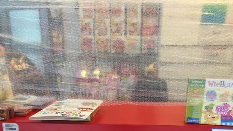 Dzięki takiej zaporze pracownicy gdańskiej poczty czują się bezpieczniej - przynajmniej psychicznie 