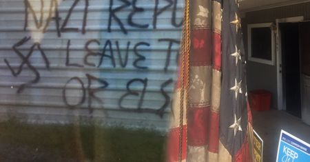 Spalili sztab Trumpa. "Naziści wynocha!"