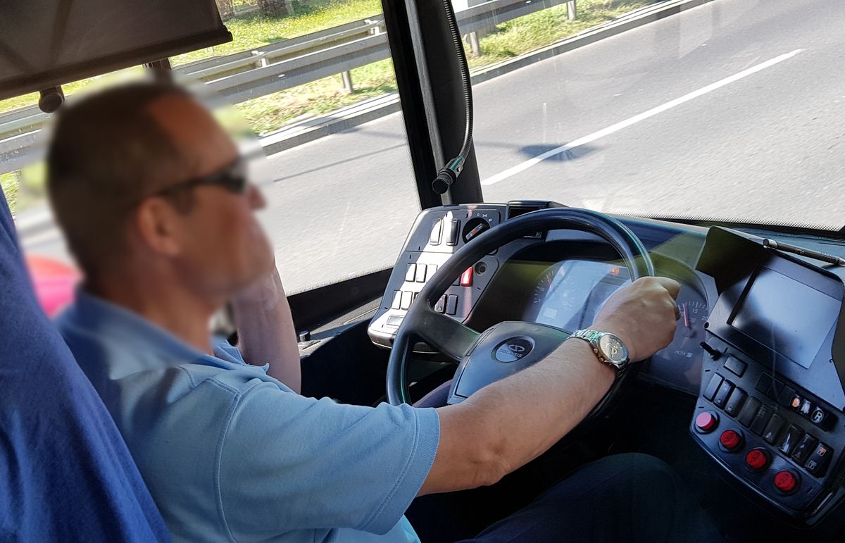 Kierowca autobusu rozmawiał przez telefon. "Nie akceptujemy takiego zachowania"