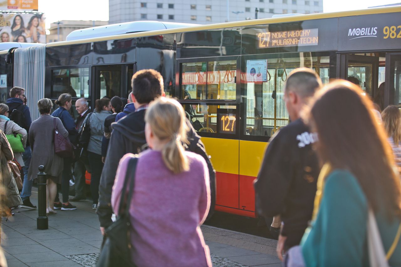 Chciała ustąpić mi miejsca w autobusie. "Dziękuję" cedziłam przez zęby