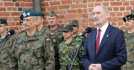 Pytania o decyzję szefa MON. "Nominacja dla oficera po kursie GRU"
