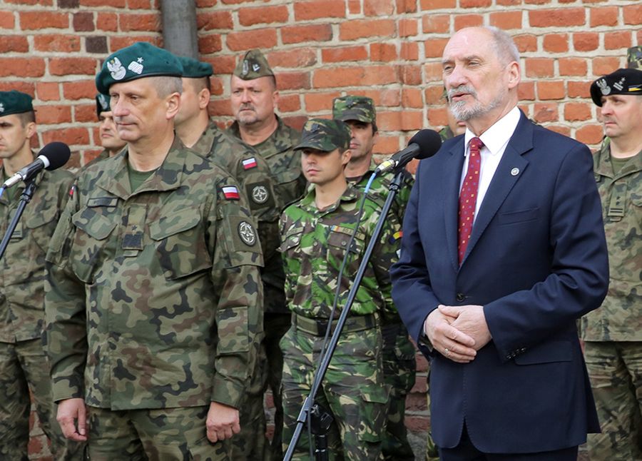 Generał brygady Krzysztof Motacki i szef MON Antoni Macierewicz.
