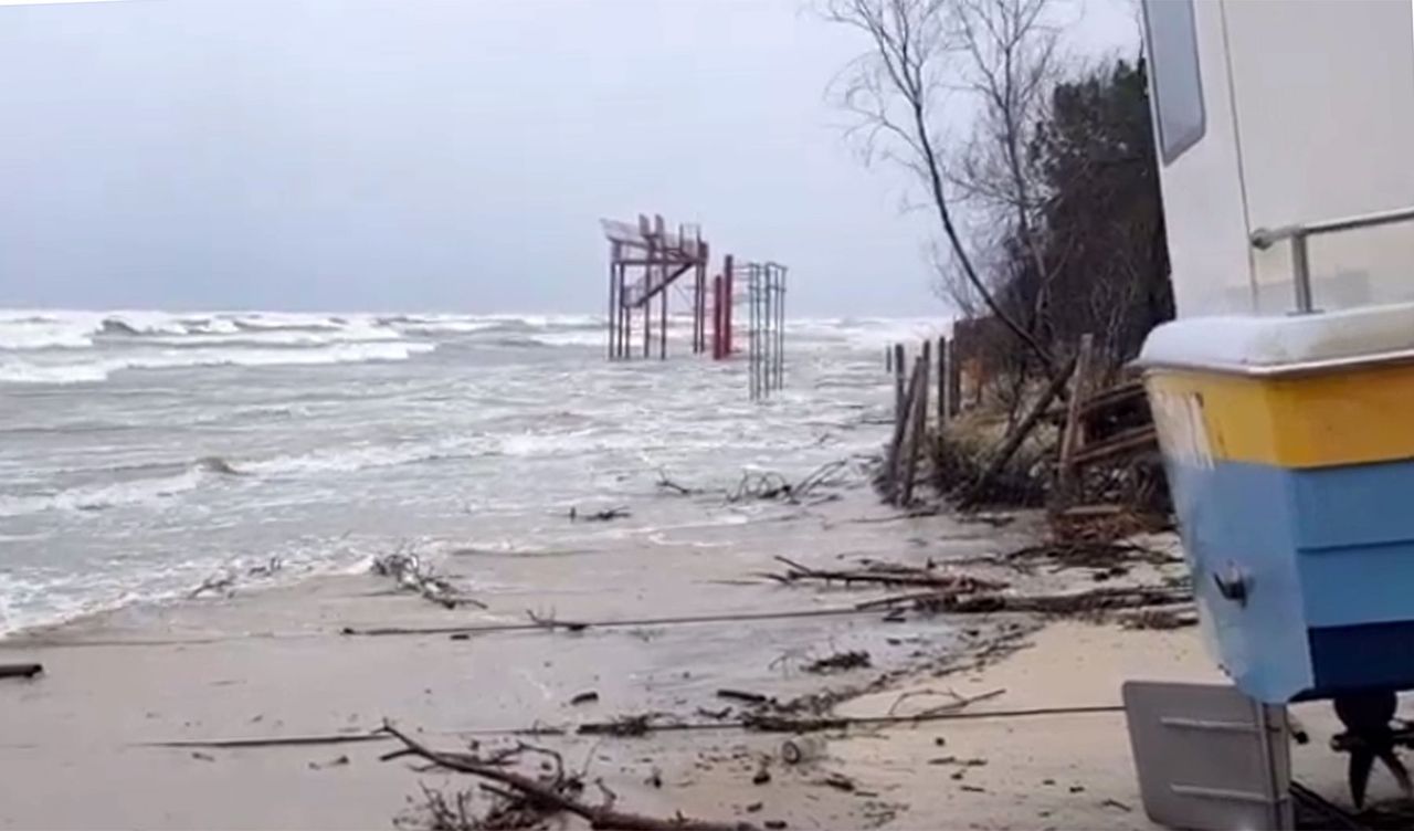 Alert pogodowy. Zalane plaże i porty. Śnieg na południu i w centrum