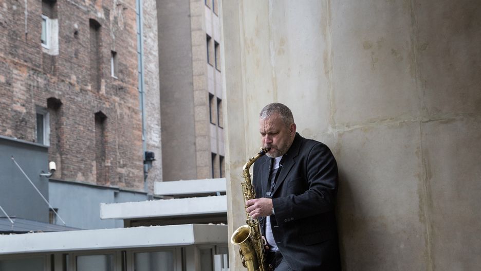 Mariusz Czubaj jest nie tylko uzdolnionym pisarzem, ale również muzykiem.