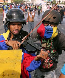 Skrzypek nie zagra już na demonstracji w Wenezueli. Władze stłumiły protesty i jego muzykę