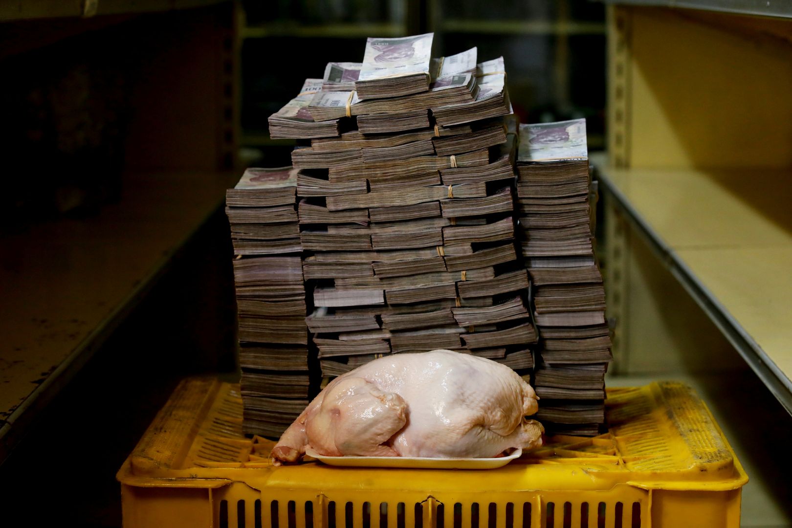 2,4 kg kurczaka = 14 600 000 boliwarów (8,17 zł)