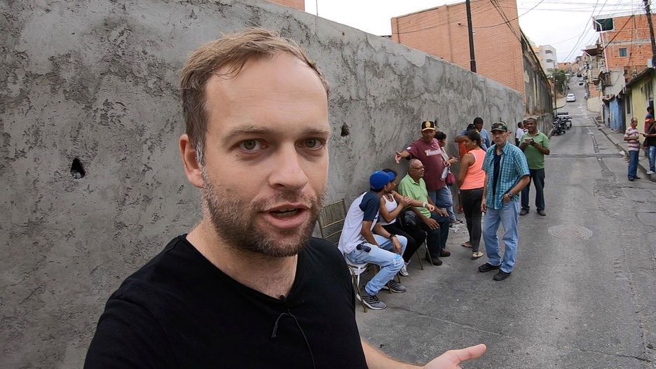 Bartek Czukiewski na ulicy w Caracas