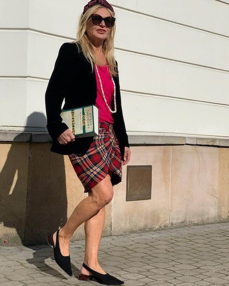 Monika Olejnik z książką Olgi Tokarczuk