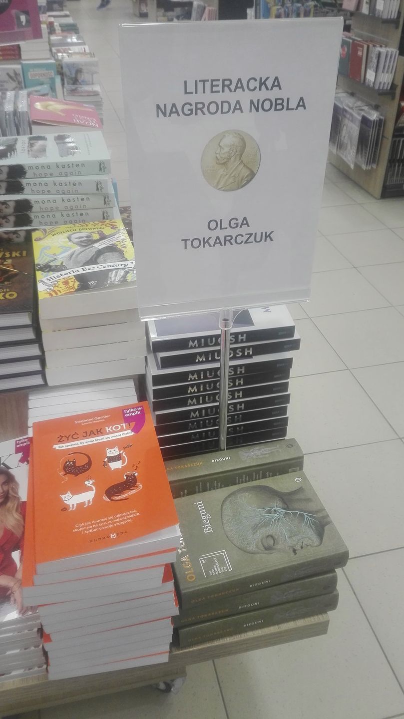 Natychmiastowa reakcja księgarni po ogłoszeniu noblowskiego werdyktu. 