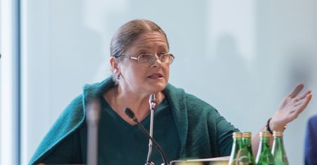 Olga Tokarczuk oceniona. Lepiej, żeby Krystyna Pawłowicz milczała