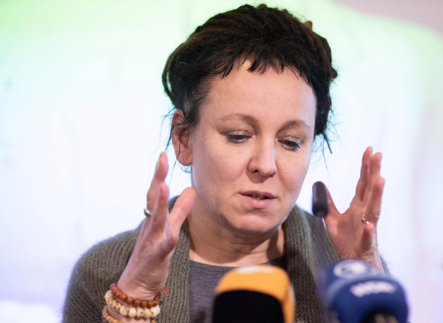 Olga Tokarczuk rzuca "slogany"? Jacek Sasin ma do niej prośbę