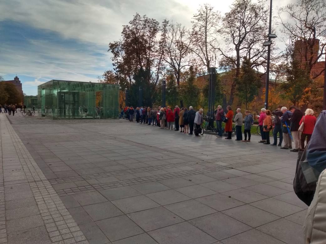 Olga Tokarczuk i kolejka jak za komuny. Wszyscy czekali na wejściówki na spotkanie z autorką