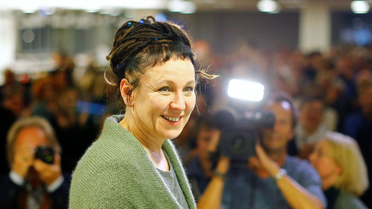 Nobel nie opłaci się Oldze Tokarczuk tak bardzo jak Wisławie Szymborskiej