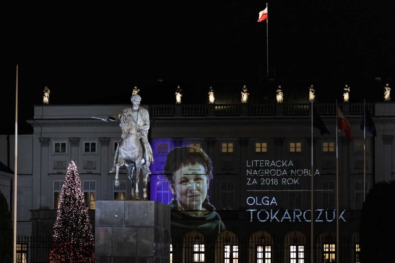 Olga Tokarczuk uczczona w Warszawie. Specjalna iluminacja na Krakowskim Przedmieściu [ZDJĘCIA]