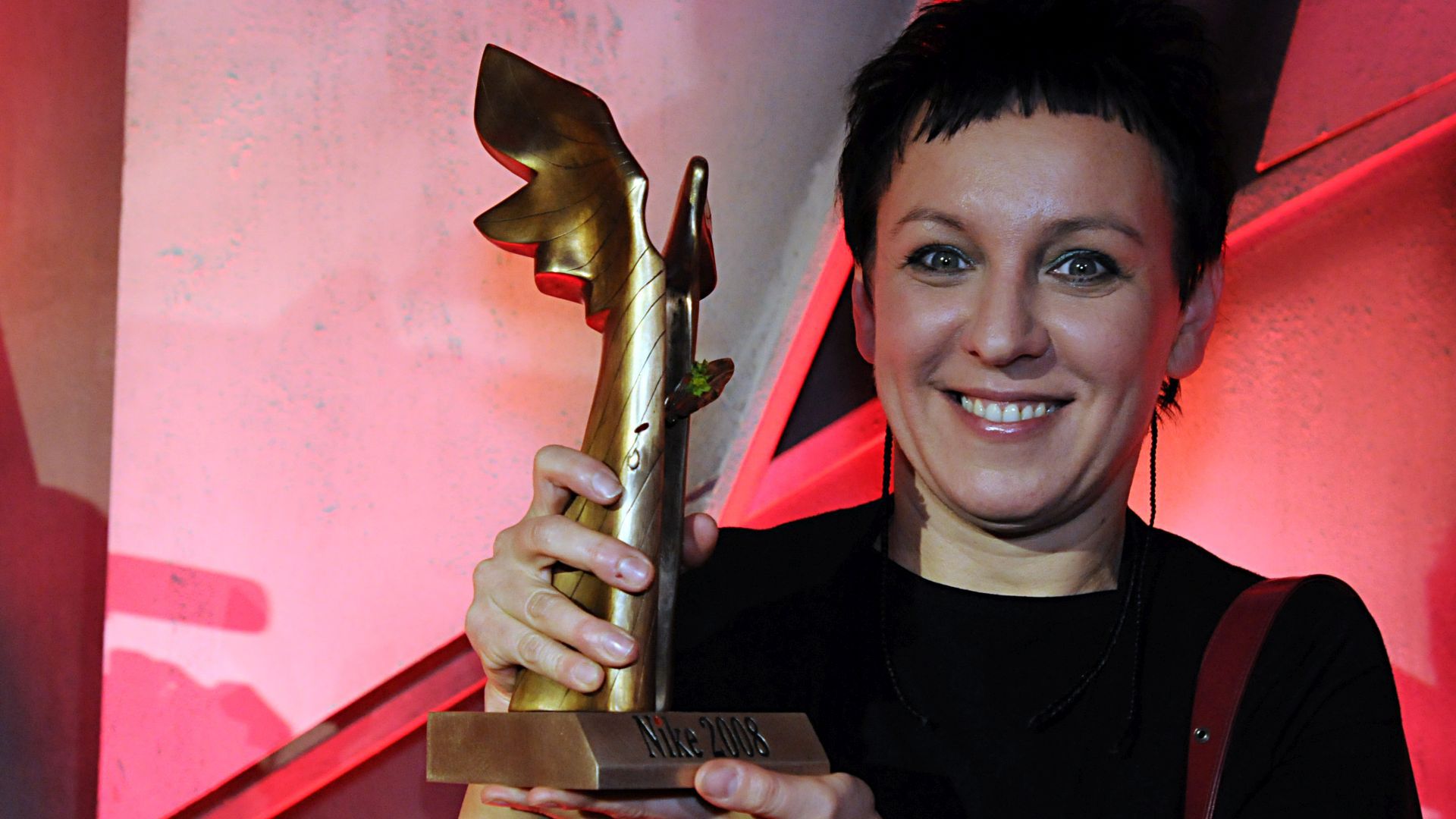 Olga Tokarczuk z nagrodą Nike, którą zdobyła w 2008 roku za powieść "Bieguni".