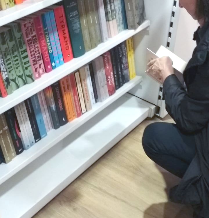 W niektórych księgarniach, aby znaleźć jakąkolwiek książkę Tokarczuk trzeba się mocno nagimnastykować. 