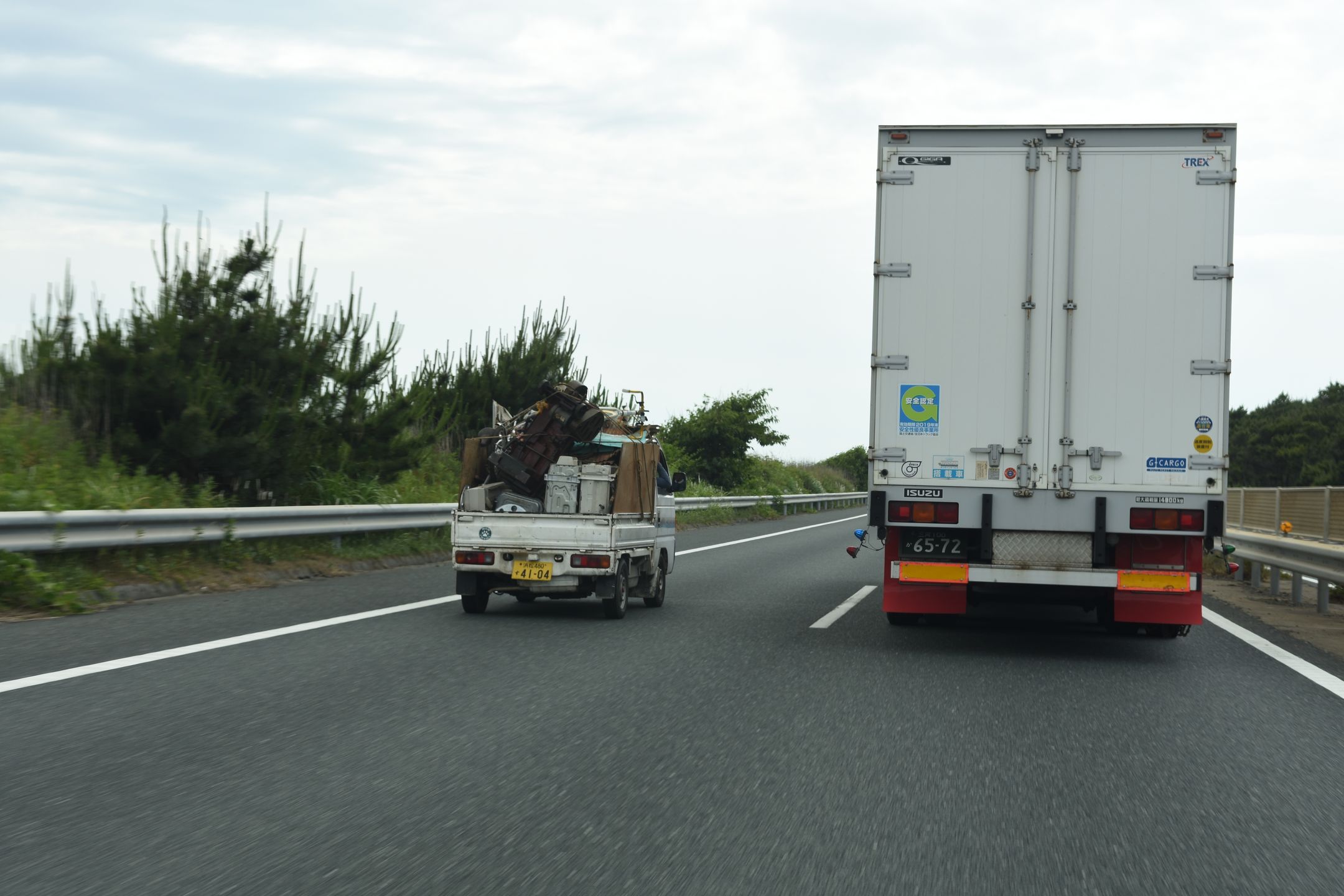 Dawid i Goliat. Kei cary z rzadka podróżują autostradami, ale nie stanowi to dla nich problemu, bowiem limitu 100 km/h raczej tam się nie przekracza. 
