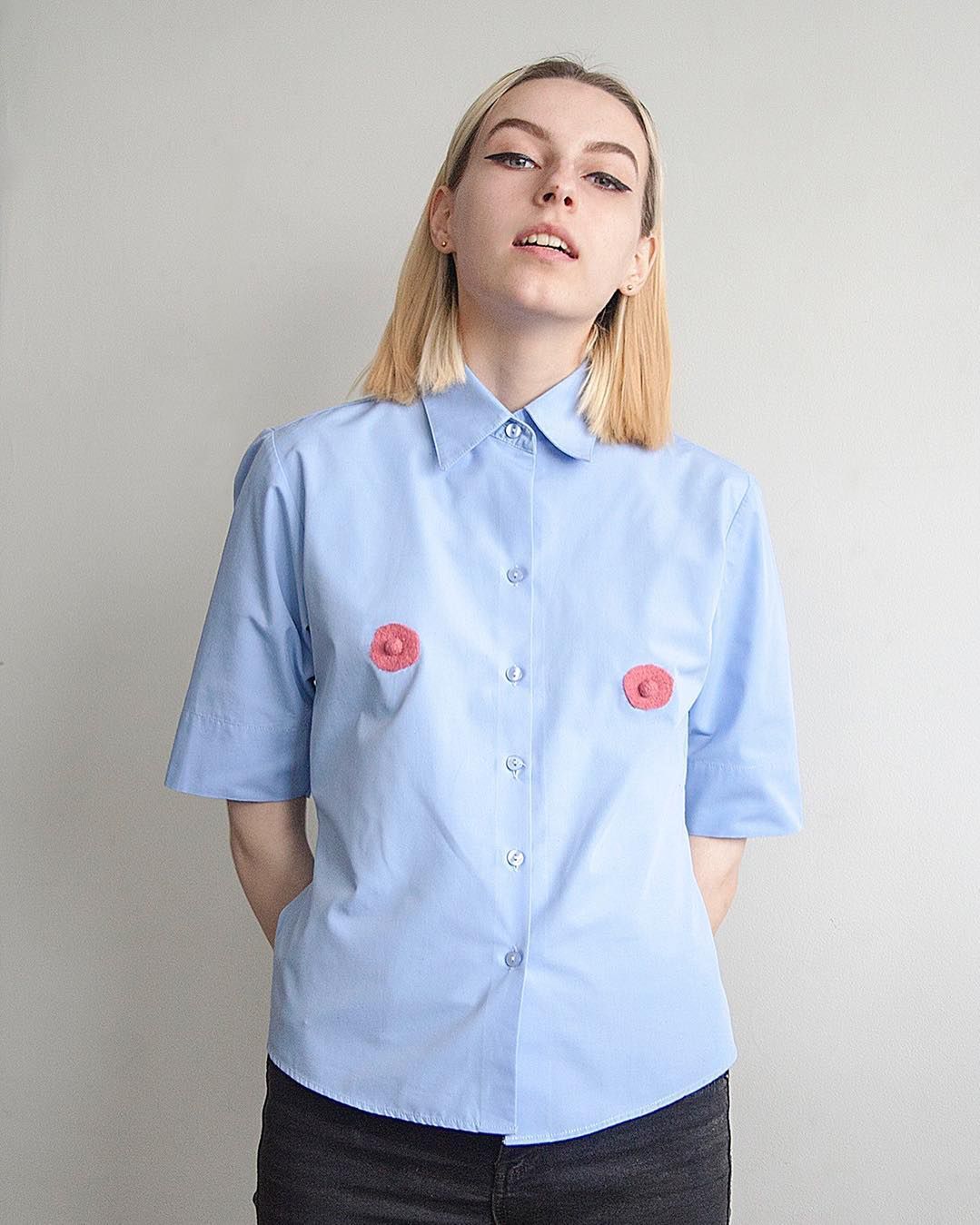Koszula z sutkami. Modowa klasyka z feministycznym twistem?