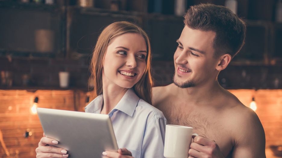 Męska koszula sprawdzi się jako świetna sukienka z paskiem