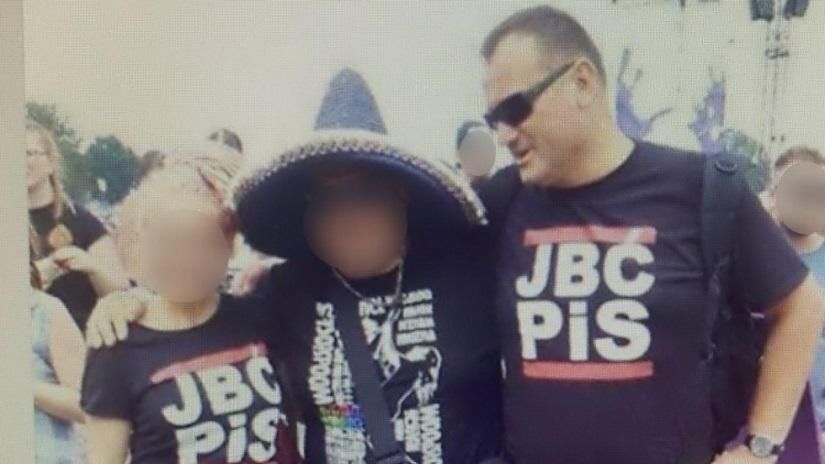 Piotr Rachwalski w koszulce atakującej Prawo i Sprawiedliwość