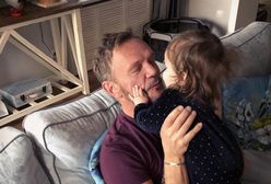 Pazura bawi się z córką. Dziewczynka zachwyca czuprynką