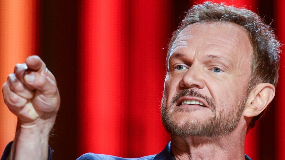 Pazura zasłużył na wszystko, co ma. Sukces, wielkość, pieniądze, małość, miłość i nienawiść. Ot taki mały podatek od pecha, urodzenia się na prowincji świata."  Kuba Wojewódzki