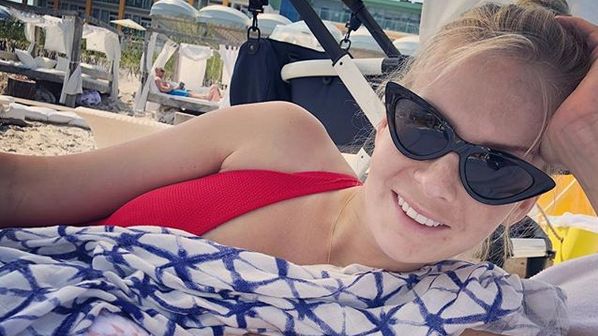 Edyta Pazura z Ritą na plaży w Juracie